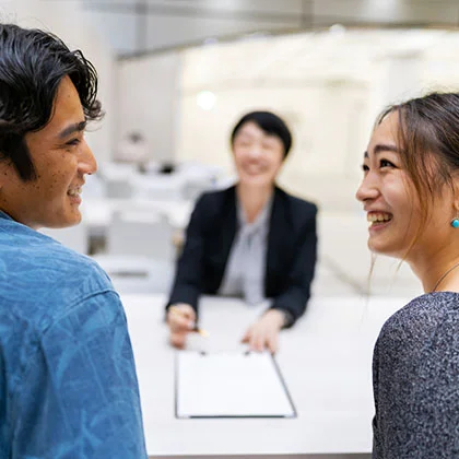明るいテーブルを囲み笑顔で相談する男女